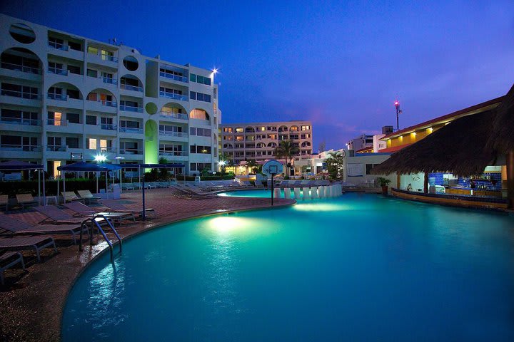 Vista nocturna de la piscina