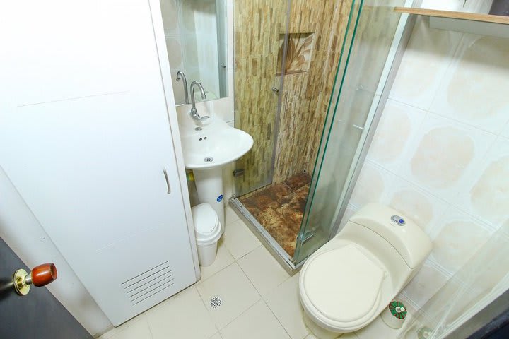 Baño privado con ducha de un apartaestudio