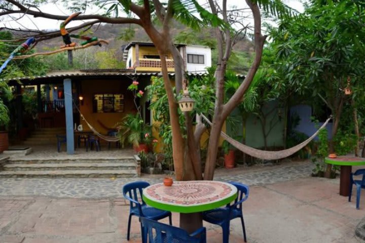 Mesas y sillas en la terraza de La Casa de Felipe, hotel en Taganga