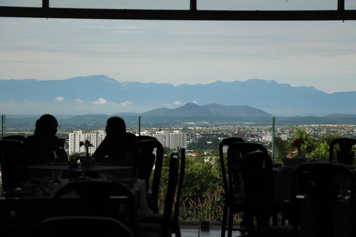 Restaurant with panoramic view to the city of Cuernavaca at Hotel Villa del Conquistador