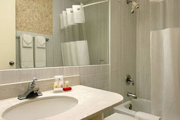 Baño de huéspedes en el Ramada Lake Shore, hotel en Chicago