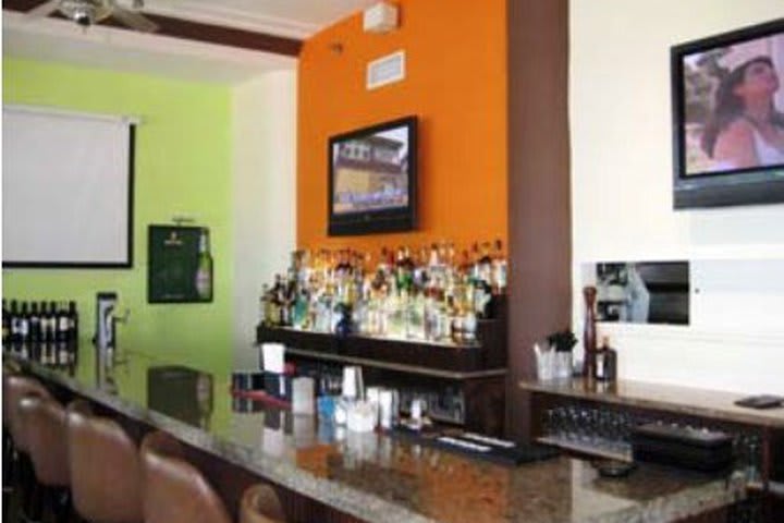 Hay un restaurante y bar en el hotel Days Inn North Beach en Miami Beach