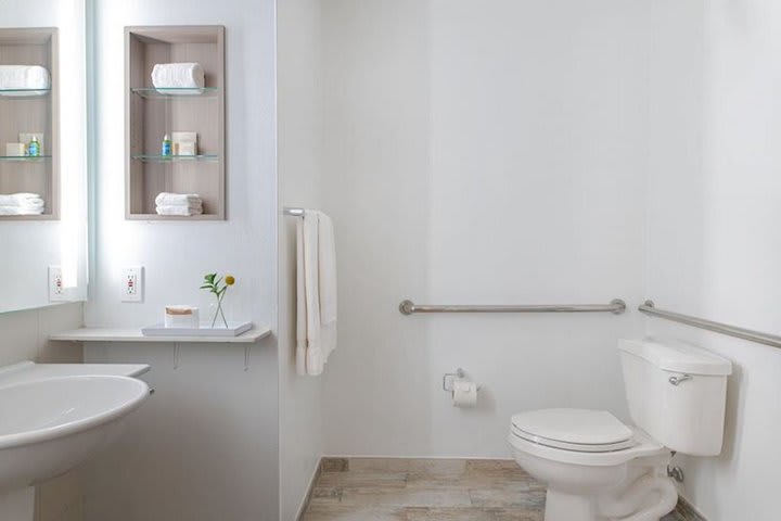 Baño de una habitación para personas con discapacidad