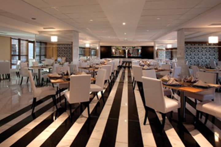 Brasil 21 Convention Suites in Brasilia has a restaurant