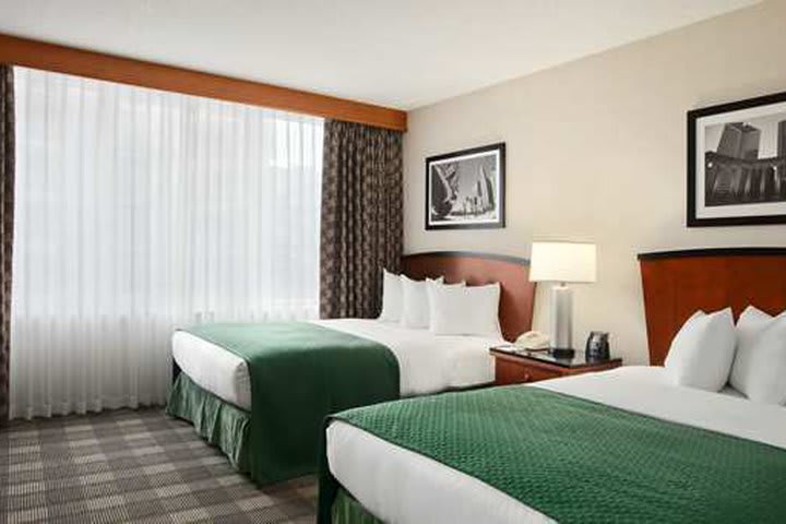 Embassy Suites Chicago Downtown - Lakefront has 455 guest rooms