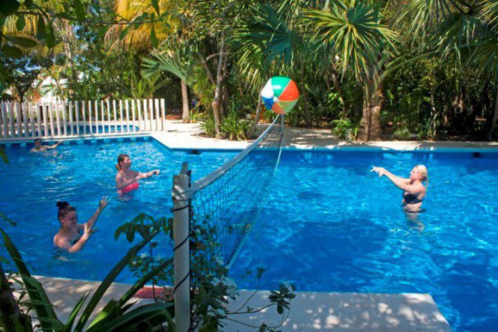 Sotavento Hotel & Yacht Club has a pool