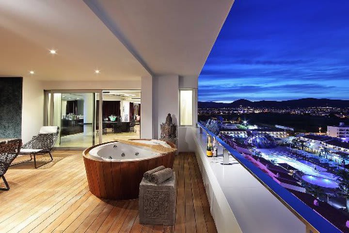 Suite con jacuzzi en el hotel Ushuaïa Ibiza Beach