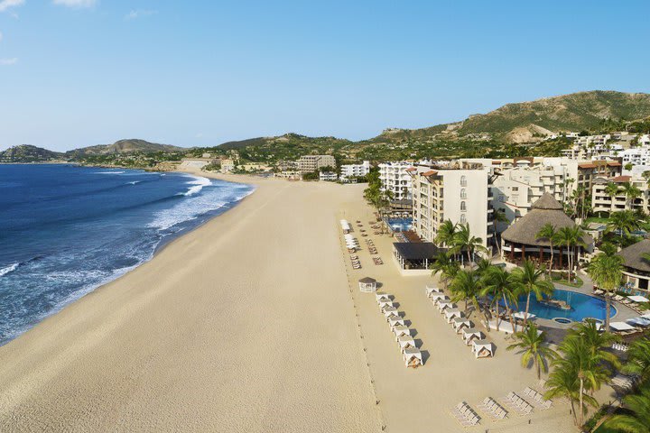 Playa con camastros y camas balinesas