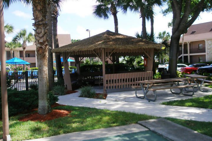 The Polynesian Isles hotel has six grills with palapa
