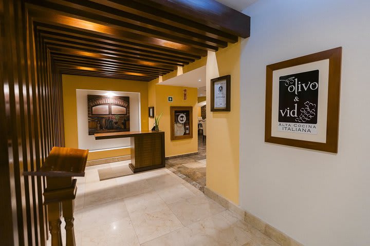 Access to the Olivo y Vid specialty restaurant