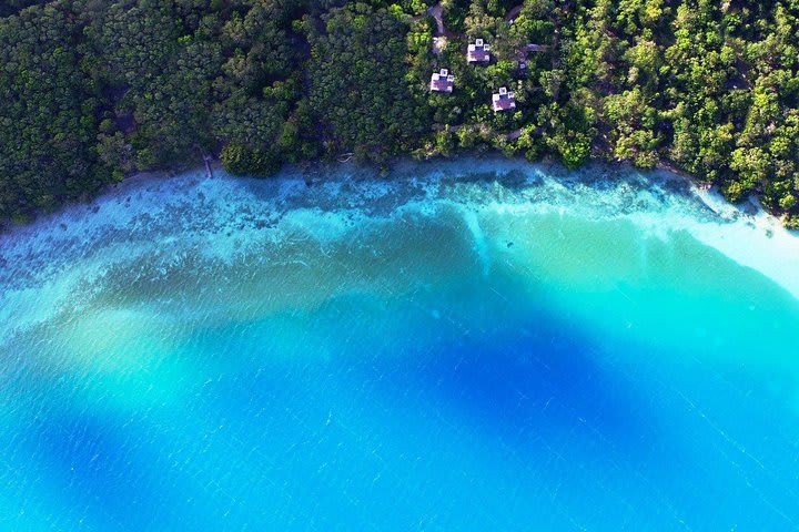 El hotel se encuentra inmerso en la selva