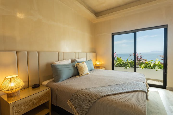 Vista Hermosa  - deluxe guest room with ocean view