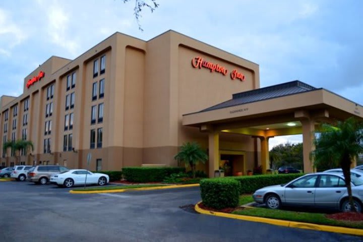 Entrada del hotel Hampton Inn closest to Universal en Orlando