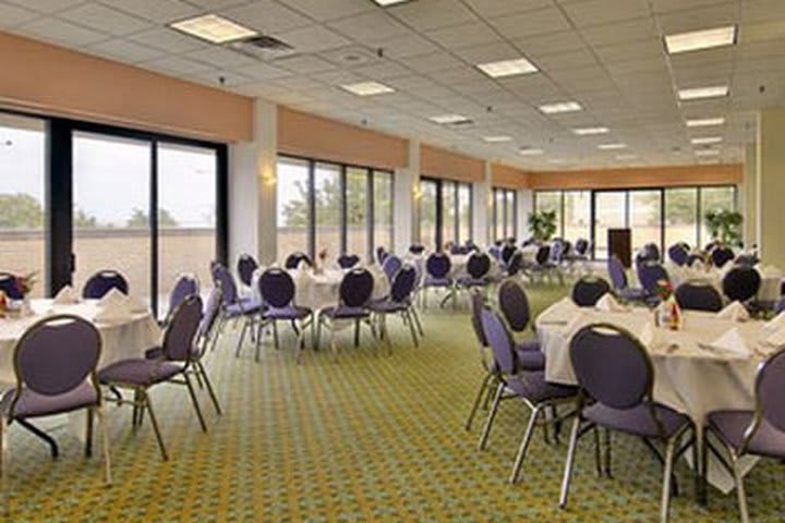 Salón de eventos del hotel de negocios Ramada Lake Shore en Chicago