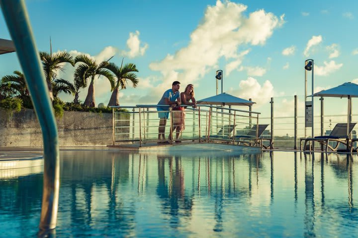 Disfrutando la vista desde el área de la piscina