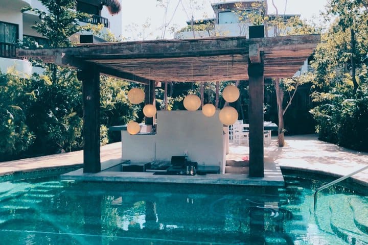 Pool bar