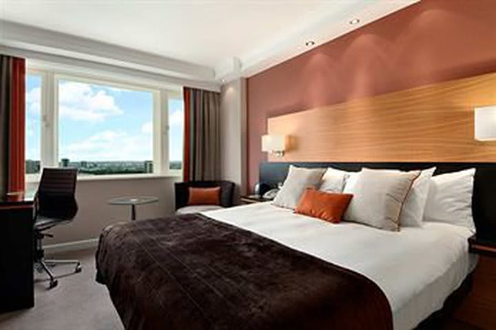 Deluxe room at Hilton Metropole, hotel in London