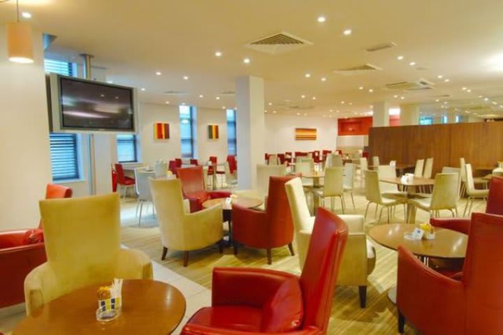 Cena en el restaurante del Holiday Inn Express, hotel en Croydon