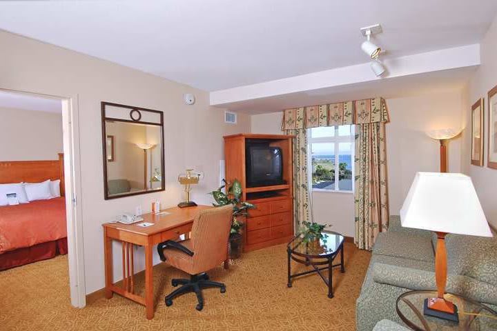 Sitting area in a suite at the Homewood Suites SFO Airport North hotel in Brisbane