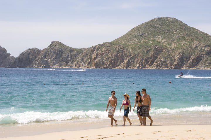 Disfruta un paseo por la playa en el hotel Pueblo Bonito Rosé Resort & Spa