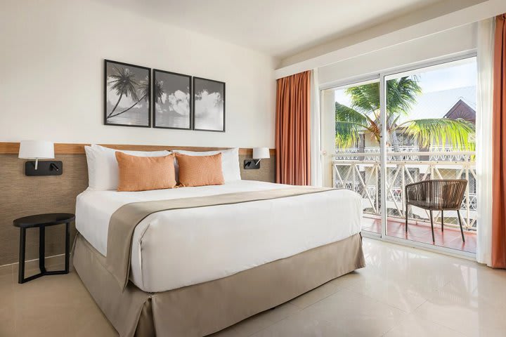 Guest room with tropical view