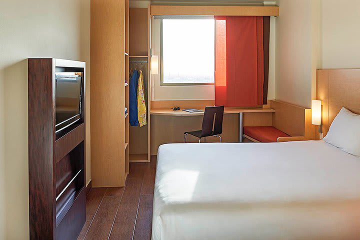 Guest rooms are equipped with flat-screen cable TV