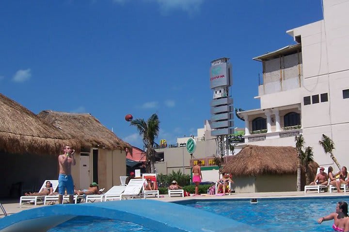 Disfruta de la alberca en el hotel Salvia en Cancún