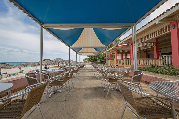 Terraza con vista a la playa