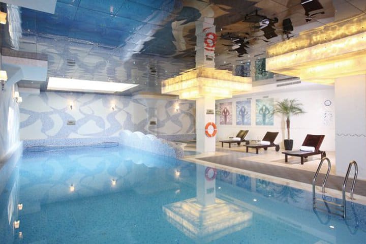 Relax in the pool area at the Howard Johnson Business Club Hotel Shanghai