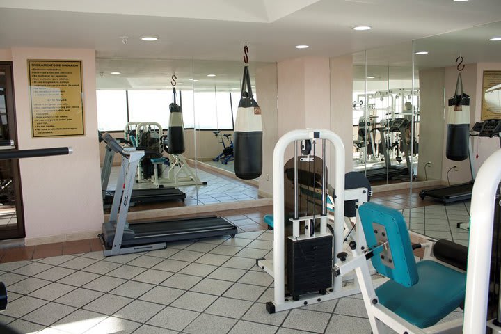 Gimnasio con equipo cardiovascular en el Real Plaza, hotel en San Luis Potosí