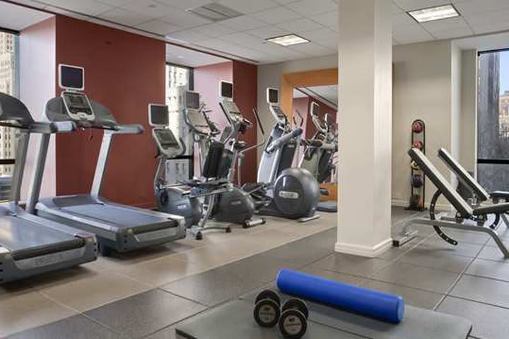 Hay un gimnasio en The Millenium Hilton Hotel en Nueva York