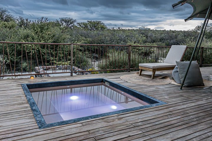 Piscina de inmersión en la terraza de una tienda