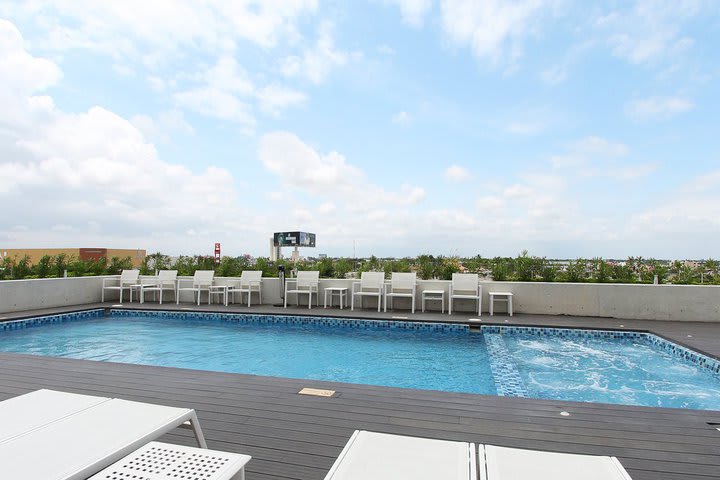 Piscina con vista a la ciudad