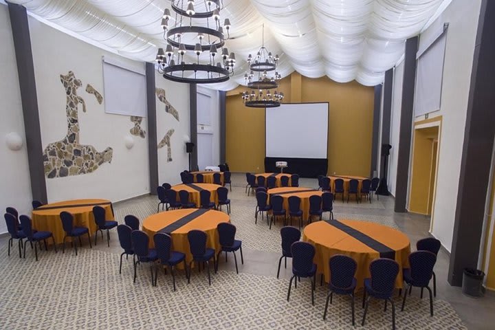 Los salones de eventos están disponibles para banquetes