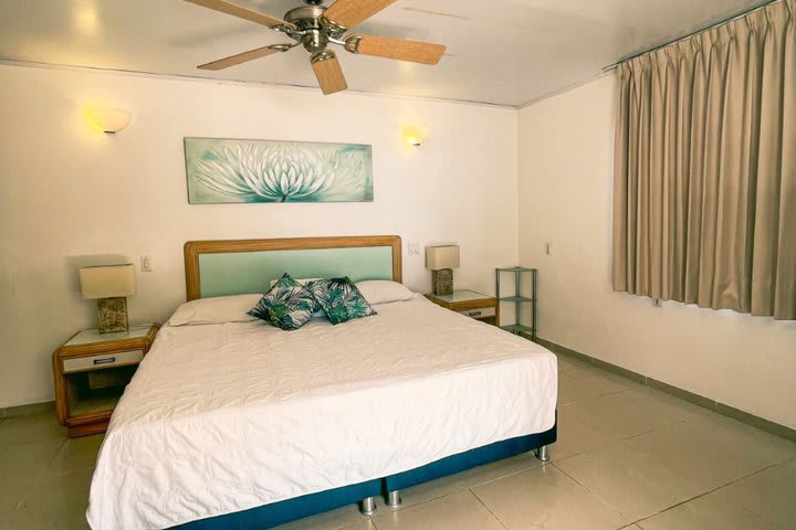 Interior de una habitación con vista al mar