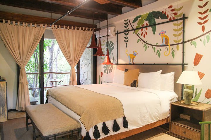 Jungle Suite w/private bathtub