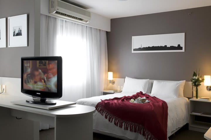 Guest rooms at the InterCity Premium Porto Alegre hotel have air conditioning