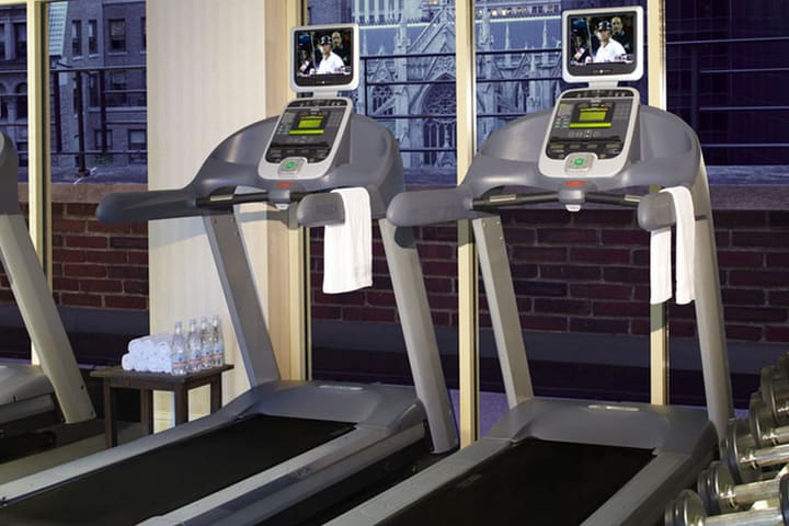 Gimnasio con vista a la Catedral Saint Patrick’s en el hotel Omni Berkshire Place