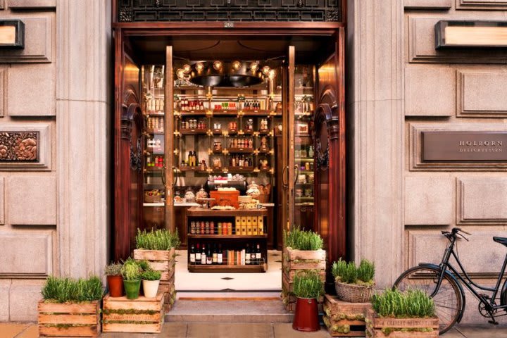 Compra en Holborn Delicatessen en el lujoso hotel Rosewood cerca de la Universidad de Londres