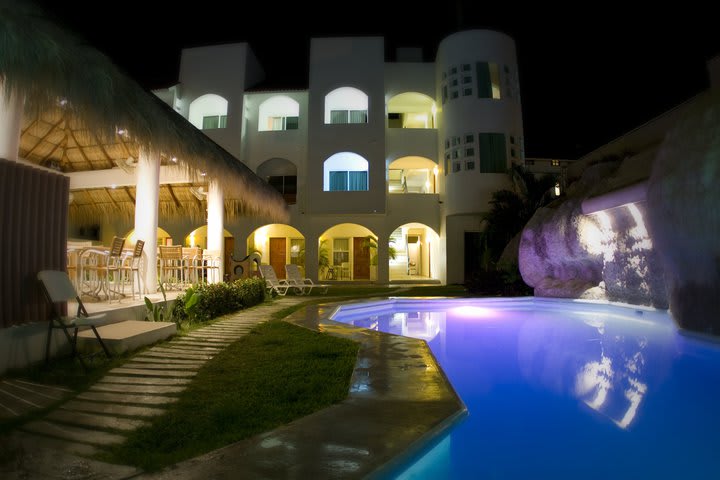 Vista nocturna desde la piscina