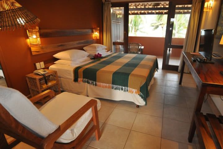 Guest rooms at the Jambo Pousada hotel in Itacimirim have a work desk