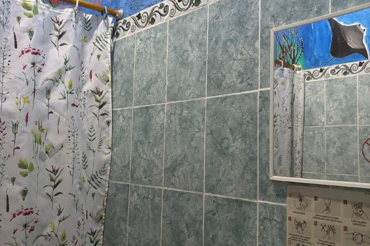 Baño de huéspedes