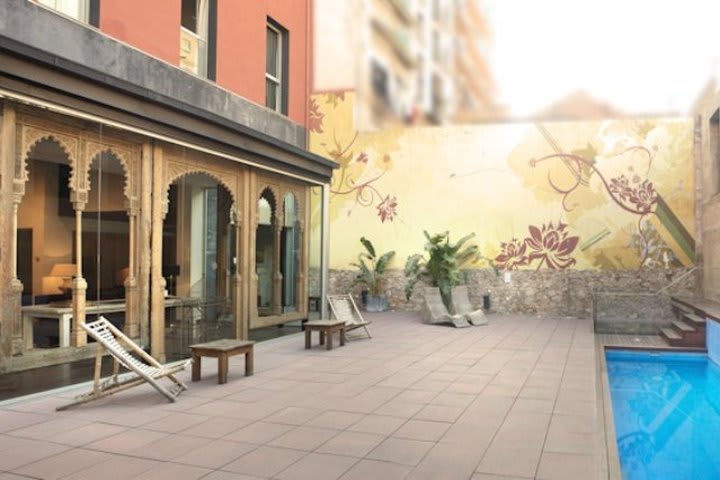 El Onix Liceo tiene una alberca en el patio exterior, hotel en Barcelona