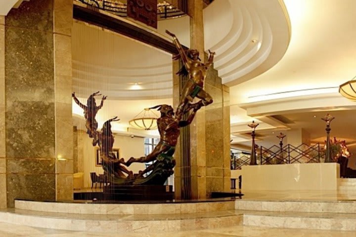 Escultura decorativa en el área del lobby