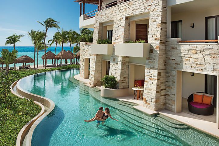 Guest rooms with direct access to the pool