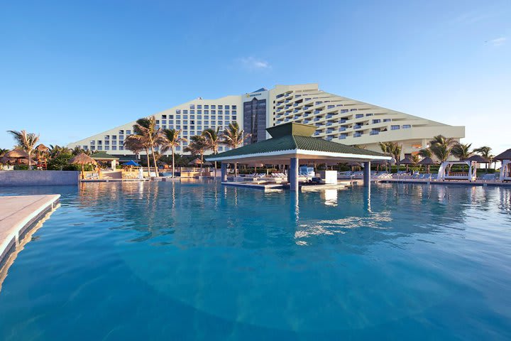 The hotel is facing the beaches of Cancún, near the international airport