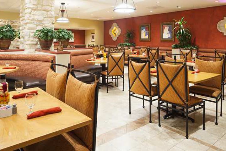 Cascabel restaurant at the DoubleTree by Hilton San Antonio Airport