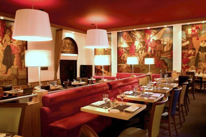 Murals on 54, restaurante de cocina americana en el Warwick New York Hotel