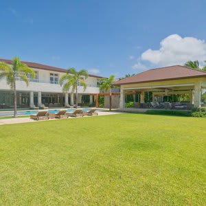 Modern Villa With Ocean View and Service Staff