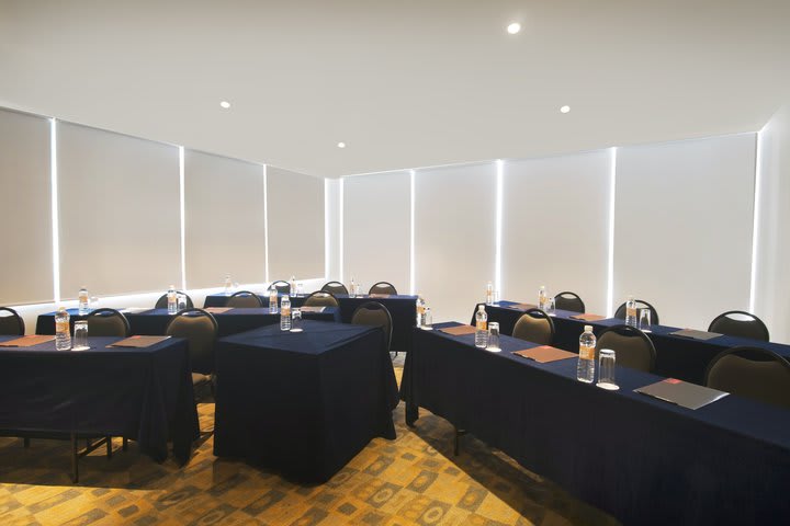 El hotel tiene salones de eventos para 380 invitados